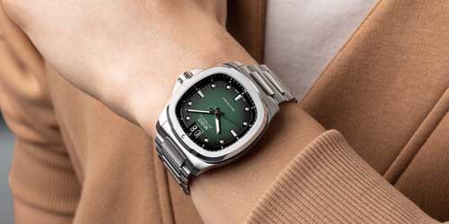 ساعت با پس زمینه سبز 